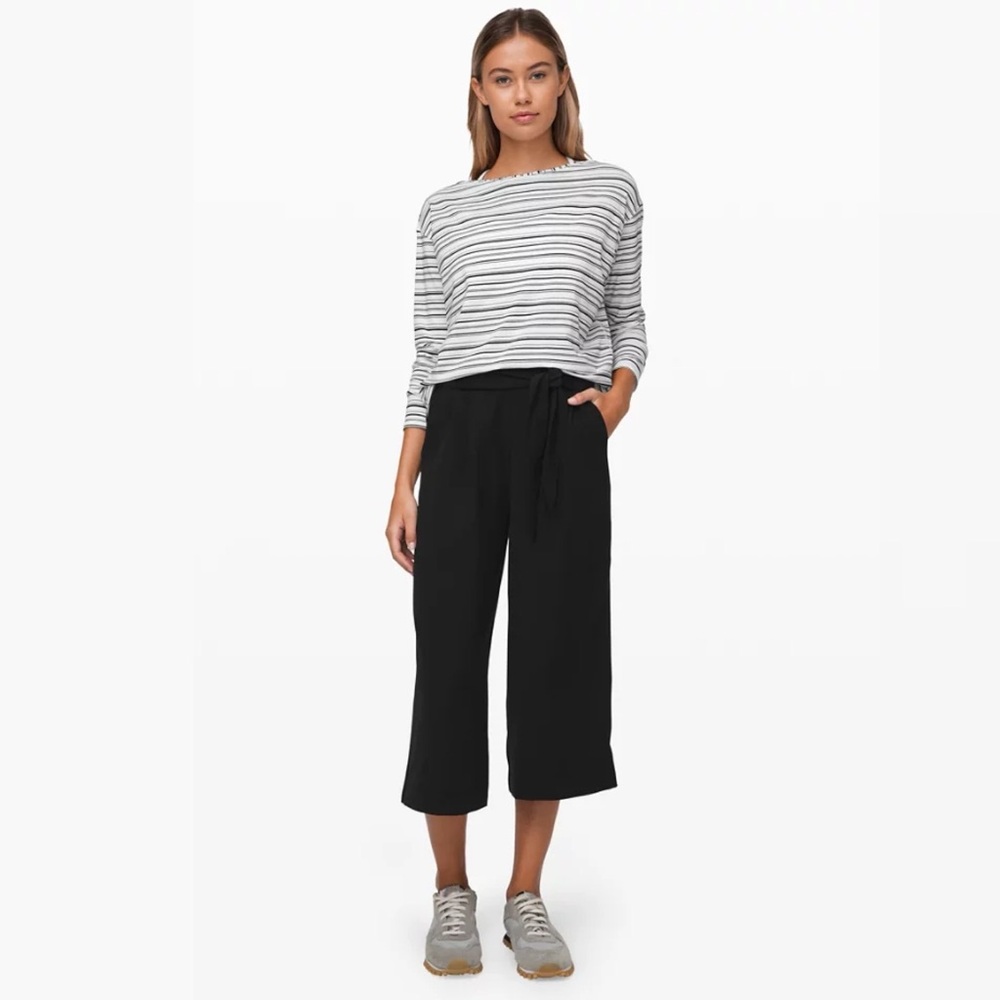 New NWOT Lululemon Women’s Noir Wide Leg Cropped Pants in Black (4)